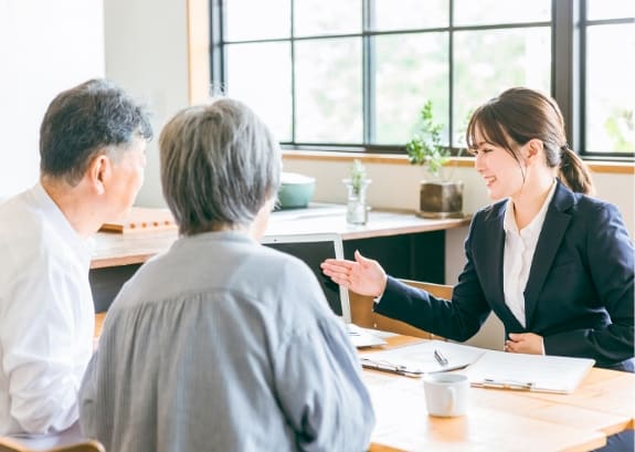高齢者施設入居に伴うお悩みやお困りごとを、専門のスタッフがお客様の希望に寄り添い、親切丁寧に対応いたします。
